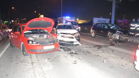 Nevideli ste nehodu štyroch áut kúsok od Slovnaftu? Polícia hľadá svedkov!