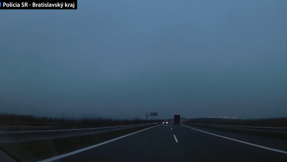 VIDEO Vodič na diaľnici D2 svojou jazdou v protismere ohrozil ostatných, pokute sa nevyhne