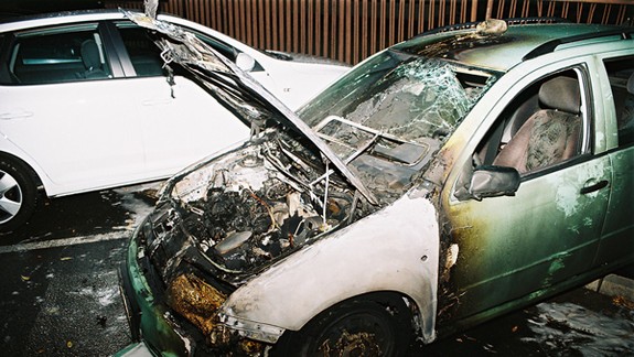 Štyria mladíci podpálili auto údajne pre nezhody