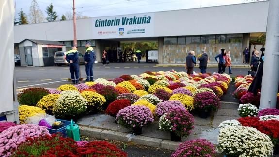 Tipy na Dušičky: Nové služby a otváracie hodiny na cintorínoch, ale aj zničený hrob a falošní kamenári