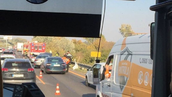 Na D1 smerom do Bratislavy sa stala nehoda, kolóny siahajú po Blatné