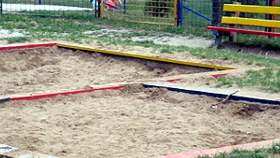 Detské ihriská v Ružinove zasypú tony nového piesku