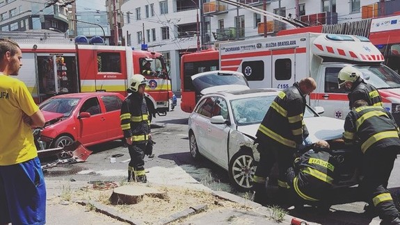 FOTO: Mladá žena za volantom pozerala do mobilu, nevšimla si červenú a vrazila do auta s malým dieťaťom!