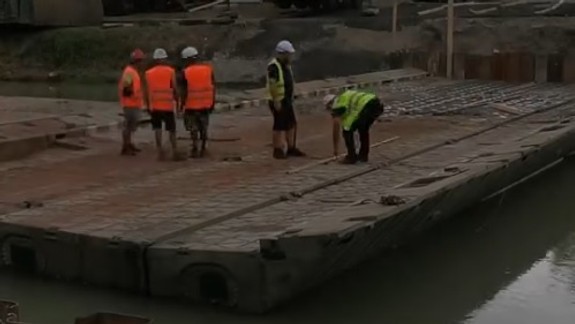 Ako napredujú práce na dočasnom premostení pri moste na Hradskej vo Vrakuni?