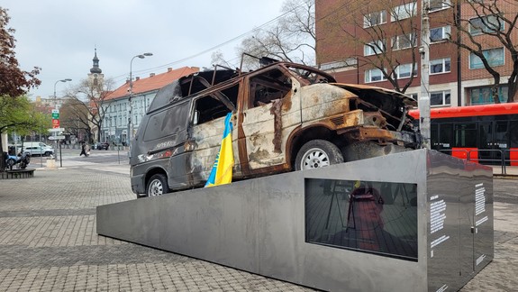 V centre mesta je vystavená zničená sanitka z vojny na Ukrajine, ktorú sme darovali našim napadnutým susedom