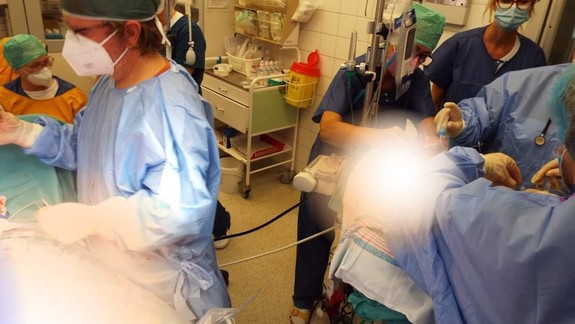 Lekári v Univerzitnej nemocnici vykonali unikátnu operáciu, pri pôrode zachránili novorodenca s veľkým nádorom na krku