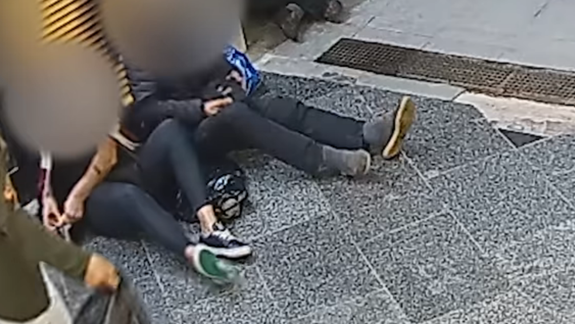 VIDEO Dobrá práca mestskej polície: Žena okradla spiaceho muža v podchode, do niekoľkých sekúnd po krádeži ju chytili!