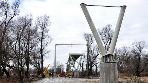 Cyklomost takmer spája slovenskú a rakúsku stranu
