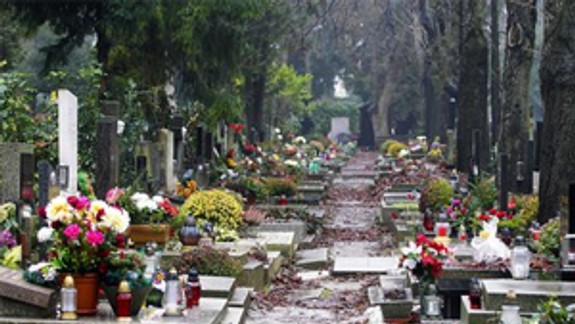 Na cintorínoch je dočasný zákaz pálenia sviečok