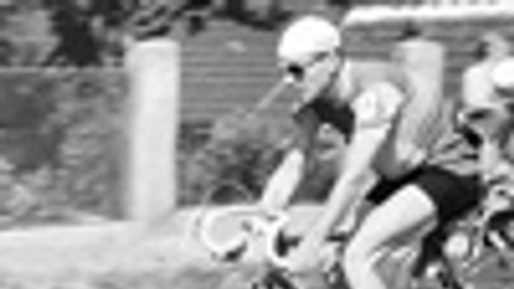 Prví cyklisti sa nohami odrážali od zeme