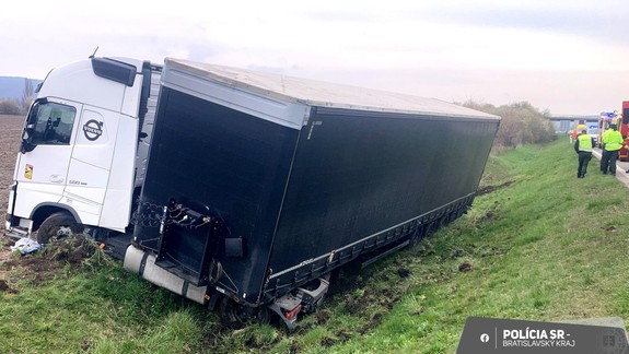 Na diaľnici D2 zišiel kamión z vozovky do priekopy
