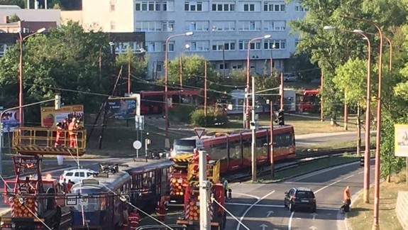 V Karlovke spadla na auto pouličná lampa, električky stáli