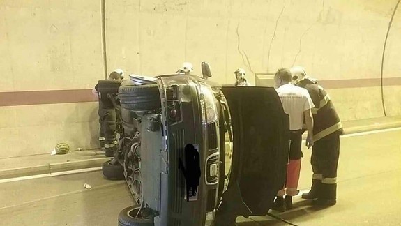 FOTO: V tuneli Sitina sa prevrátilo auto so štyrmi deťmi