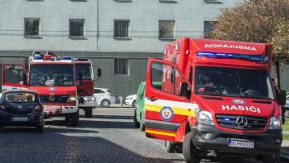 Hasiči zasahujú pri dopravnej nehode dvoch áut na Vajnorskej ulici