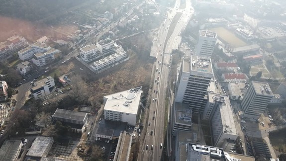 Vodiči sa miestami zdržia 20 minút,doprava je však relatívne plynulá