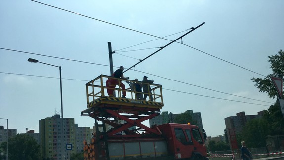 VIDEO: Pre strhnuté trakčné vedenie stále nejazdia električky do Petržalky, iba autobusy...