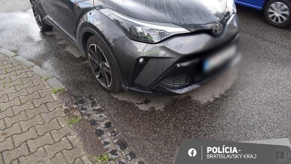 Hrozné: Mladý vodič na priechode pre chodcov narazil do ženy s kočíkom