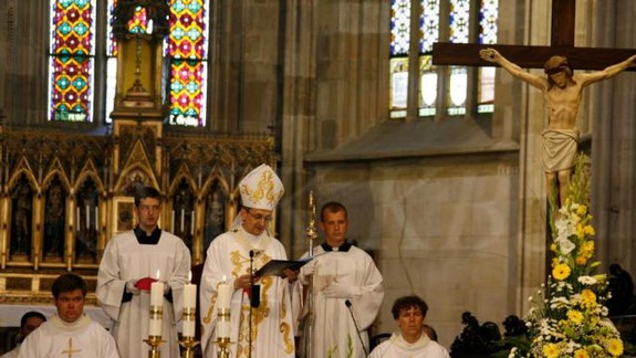 Hovorca KBS: Nariadiť kňazom, aby sa prestali verejne sláviť omše, môžu len biskupi