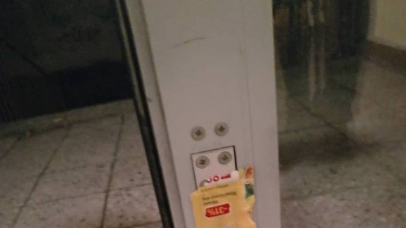 ABSURDNÉ! Novodobý vandalizmus? Vchodové dvere natretli lepidlom!