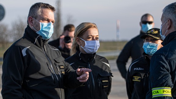 Koronavírus: Zatvoria aj všetky reštaurácie a obchody s výnimkou potravín?