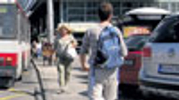 Autá parkujú na chodníku na zastávke MHD