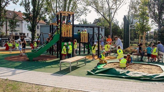 Na Ľudovom námestí otvorili vnútroblok s detským ihriskom