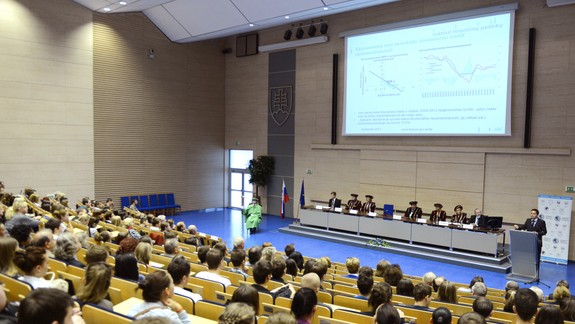 Rezort školstva chce určiť maximálnu sumu ročného školného za externé štúdium