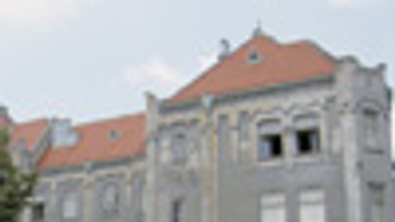 Zničené gymnázium na Grösslingovej si fotia turisti