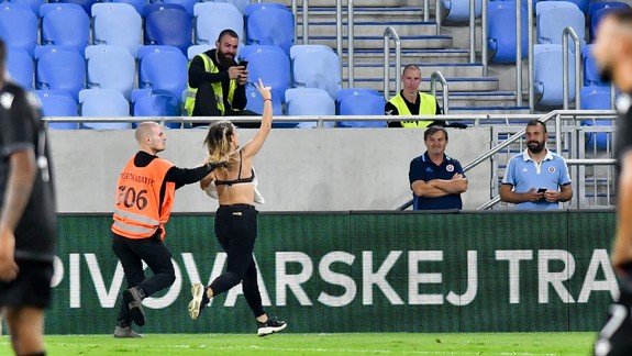 FOTO: Exhibicionistka z Tehelného poľa už pozná svoj trest za narušenie pohárového zápasu medzi Slovanom a PAOK Solún