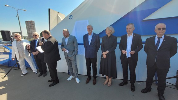 Na Moste Apollo pribudla pamätná tabuľa, ktorá pripomína jeho projektanta Miroslava Maťaščíka