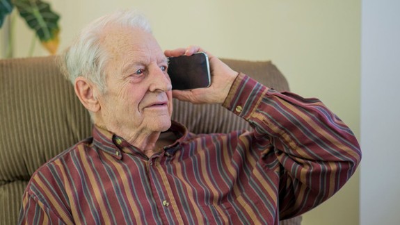 Nové Mesto obnovuje telefonickú linku pomoci osamelým seniorom