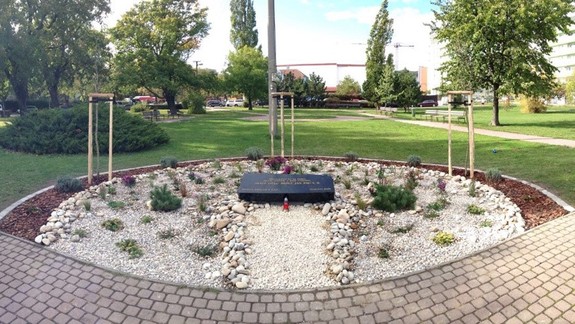 FOTO: Poznačil korupčný škandál aj pamätnú tabuľu pripomínajúcu návštevu pápeža v Rači?