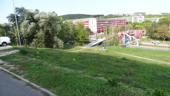 Chodník na Sumbalovej v Karlovej Vsi je vo fáze územného konania