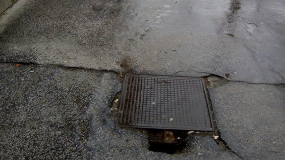 Čaká sa na ťažké zranenie? Ľudmila nás upozornila ma nebezpečnú dieru v chodníku