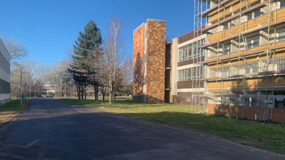 Zbytočná či užitočná oprava chodníkov? Poslanec tvrdí, že Petržalka urobila zákazku pre Ekonomickú univerzitu