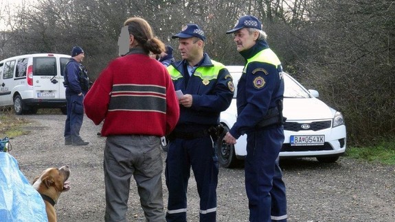 Mestskí policajti našli medzi bezdomovcami iba dvojročné dieťa