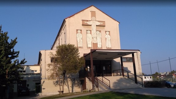 FOTO: Pôstne plátno v bratislavskom kostole dočasne výtvarne zmenilo chrámový priestor