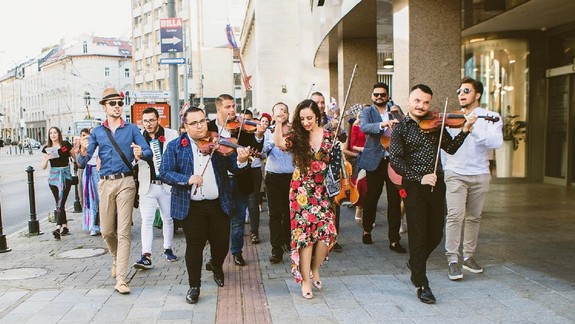 VIDEO: Ulice Bratislavy plné tancujúcich Rómov. Tento videoklip zdvihne zo stoličiek aj vás