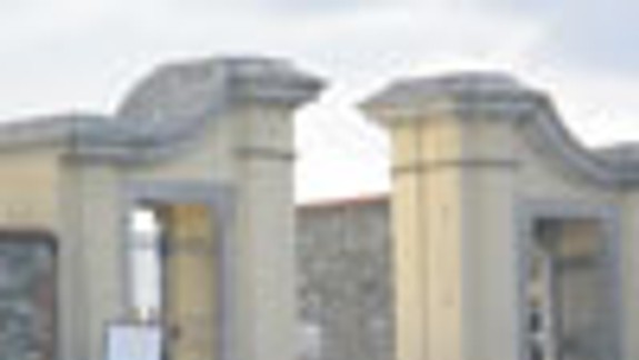 Brány čestného nádvoria sú len torzom