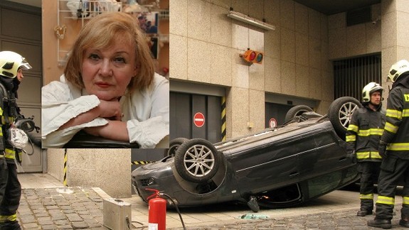 V centre mesta ratovali ženu v prevrátenom aute – išlo o známu herečku!