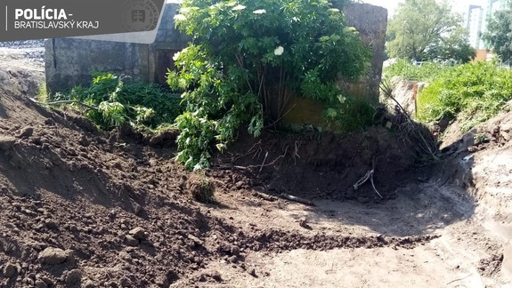 Zdravotné stredisko museli evakuovať, pri výkopových prácach na Strečnianskej našli náboje do tanku