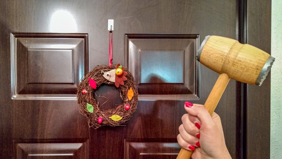 Brutálna hádka v Petržalke - staršia žena pri nej udierala tĺčikom na mäso susedku do hlavy!