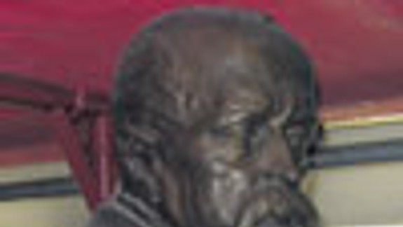 Pred budovu múzea osadia sochu T. G. Masaryka