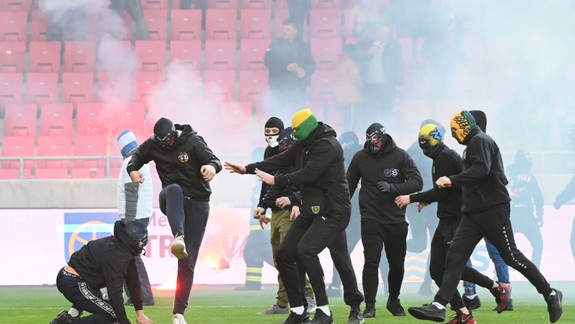 Polícia obvinila za výtržnosti vo futbalovom derby Trnava - Slovan 11 chuligánov