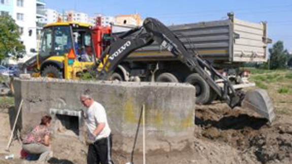 V Petržalke odkopali nemeckú protitankovú stenu