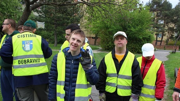 Čistotu v uliciach Dúbravky pomáhajú udržiavať aj ľudia s mentálnym postihnutím
