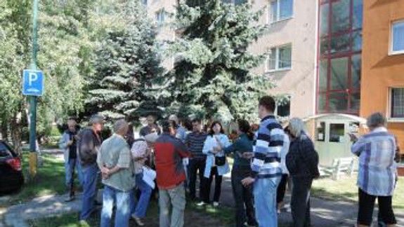 Lamačania protestovali proti výrubu stromov na Bakošovej