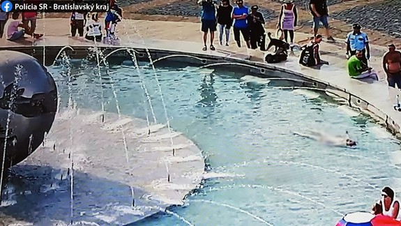 Vo Fontáne mieru na Hodžovom námestí sa kúpal nahý muž - odviedli si ho policajti!