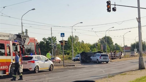 Doprava: Premávku električiek linky 4 v úseku Vajnorská - Magnetova zablokovalo prevrátené auto
