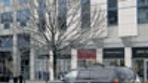 Na Rybnom námestí autá ohrozujú chodcov